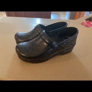 Dansko size 38 (7.5-8) clogs